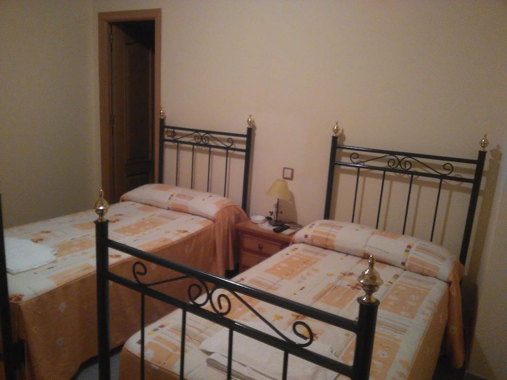 Hostal Miraflor De Las Cadenas Cuacos De Yuste Dış mekan fotoğraf